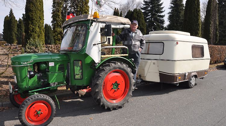 Es dürfte eine lange Reise werden: Der Deutz, sein Besitzer und der Wohnwagen.