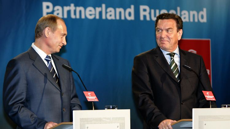 Eine echte Männerfreundschaft verband dem Anschein nach Wladimir Putin (l) mit Gerhard Schröder.