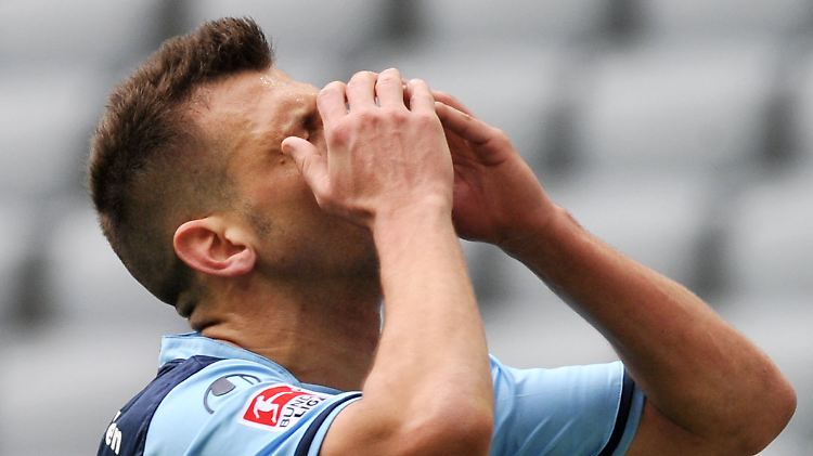 Guillermo Vallori ärgert sich über eine vergebene Torchance für 1860 München.