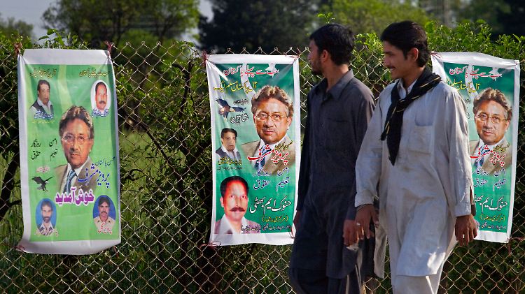 Plakate gibt's auch schon: Musharraf tritt zur Wahl an.