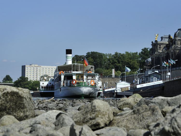 Der Dampfer "Dresden" unterhalb der Brühlschen Terrasse. Wenn der Pegel weiter sinkt, könnte der Schiffsverkehr Probleme bekommen.