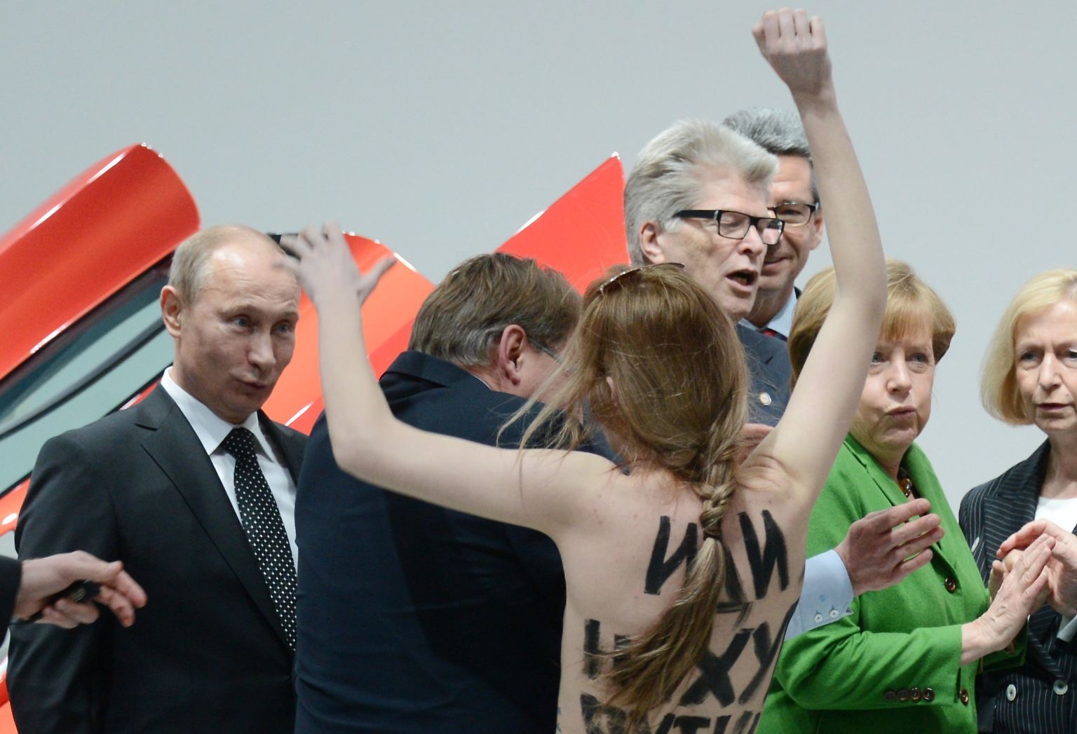 Solchen Protest ist Russlands Präsident Wladimir Putin aus seinem Heimatland nicht gewohnt - entsprechend überrascht ist er, als auf der Hannover Messe plötzlich eine Aktivistin der Protestgruppe "Femen" vor ihm steht. 