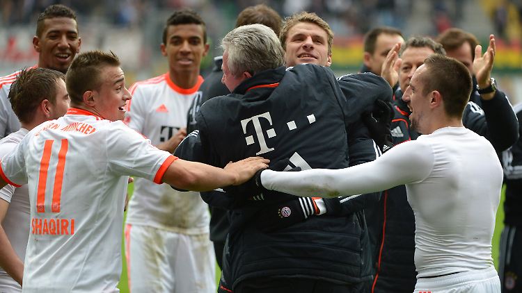 In Europa stehen die entscheidenden Saisonspiele noch aus, in Deutschland hat der FC Bayern wieder "die Pole Position" übernommen.