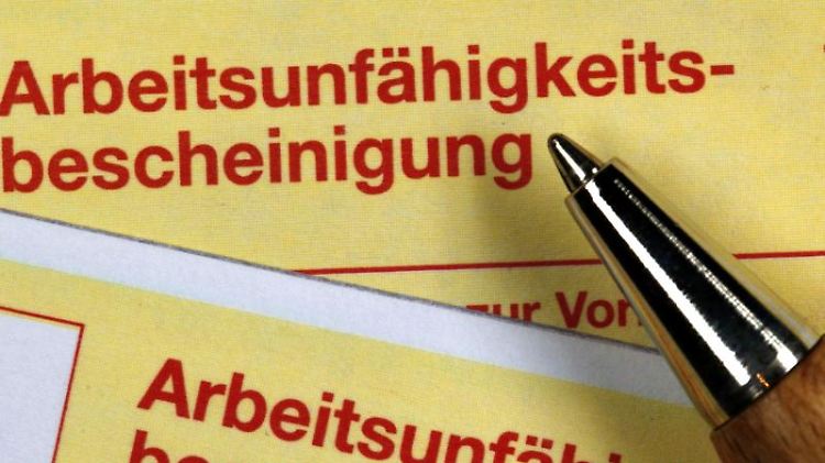 Der Arbeitgeber zahlt das Gehalt für sechs Wochen weiter, danach übernimmt die Krankenkasse.