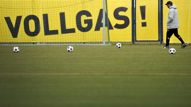 Dieses Bild trügt: BVB-Trainer Jürgen Klopp wird gegen Málaga nicht allein im Westfalenstadion sein.