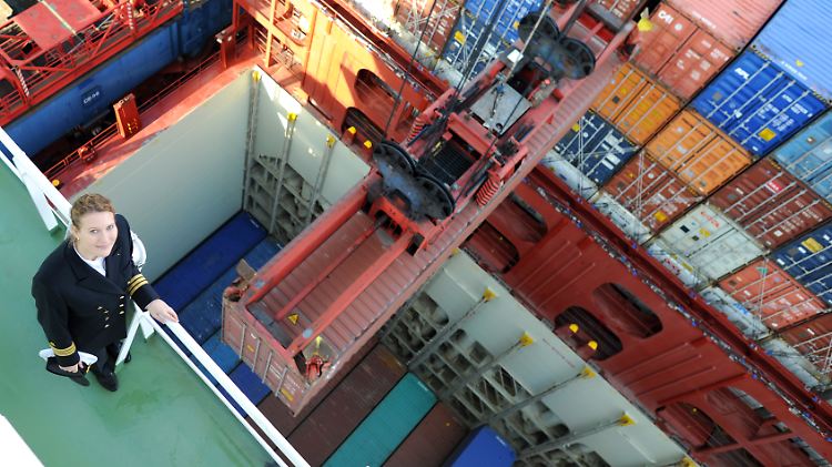 Kapitänsnachwuchs aus Deutschland: Offizierin Silke Muschitz fährt für die Hamburger Linienreederei Hapag-Lloyd - und hält Containerschiffe seetüchtig.