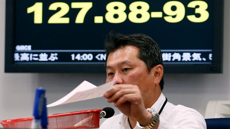 Der Yen verliert zu Dollar und Euro weiter deutlich an Boden.