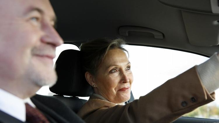 In die Jahre gekommen, aber kein Senior: Ältere Autofahrer mögen Komfort und elektrische Helfer, lehnen jedoch ausgewiesene Seniorenautos ab.