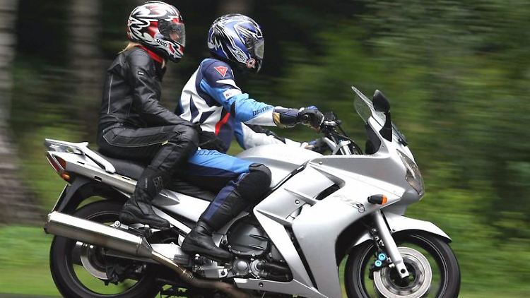 Vor einer großen Motorradtour sollten Fahrer und Sozius testen, wie sich das Fahrverhalten der Maschine verändert.