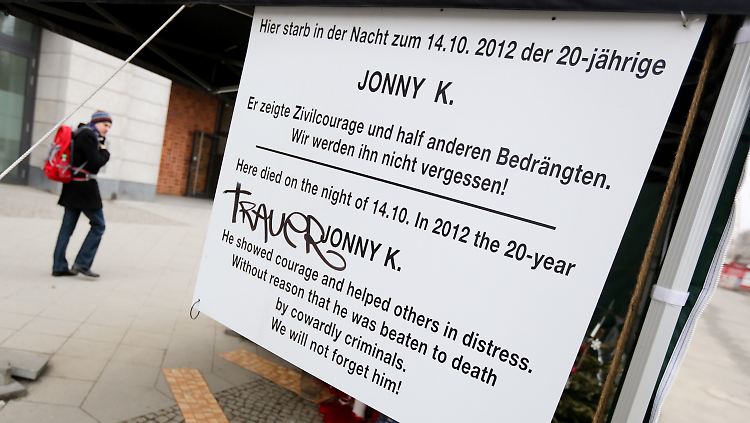 Am Tatort am Berliner Alexanderplatz erinnert eine Tafel an Jonny K.