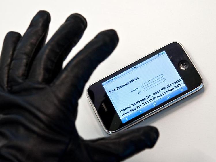 Mit den falschen Apps oder einer ungesicherten WLAN-Verbindung können sich Nutzer auch auf mobilen Geräten wie Smartphones und Tablets Schadsoftware einfangen.
