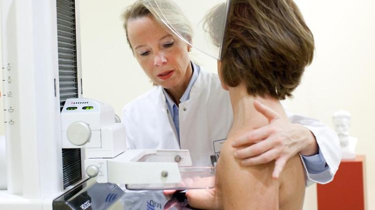Patientin bei einer Mammographie. Foto: Friso Gentsch