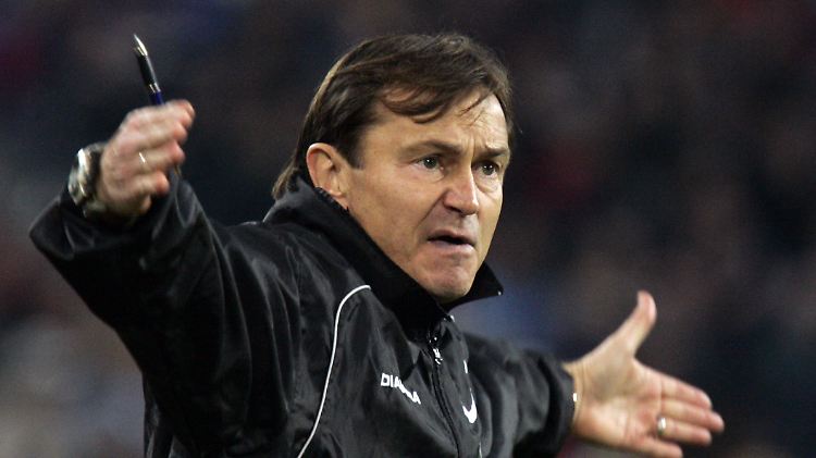 Arbeitslos: Ewald Lienen darf AEK Athen nicht länger trainieren.