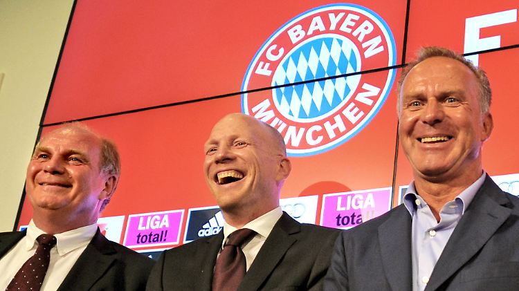 Bayern-Boss Karl-Heinz Rummenigge und Präsident Uli Hoeneß brauchen bald einen Geldspeicher wie Dagobert Duck.