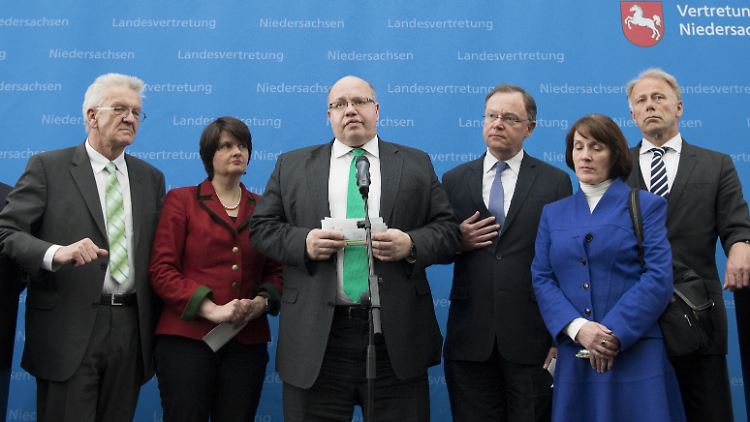Aufbruch sieht anders aus: Umweltminister Altmaier mit Kollegen nach dem Endlager-Gipfel.