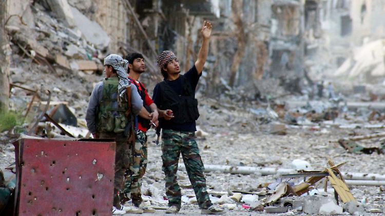 Kämpfer der Freien Syrischen Armee in der Stadt Deir az-Zur im Osten des Landes.