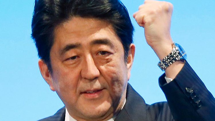 Lässt seiner Ankündigung aus dem Wahlkampf Taten folgen: Japans Regierungschef Abe wollte eine lockerere Geldpolitik. Die Bank of Japan folgt dem.