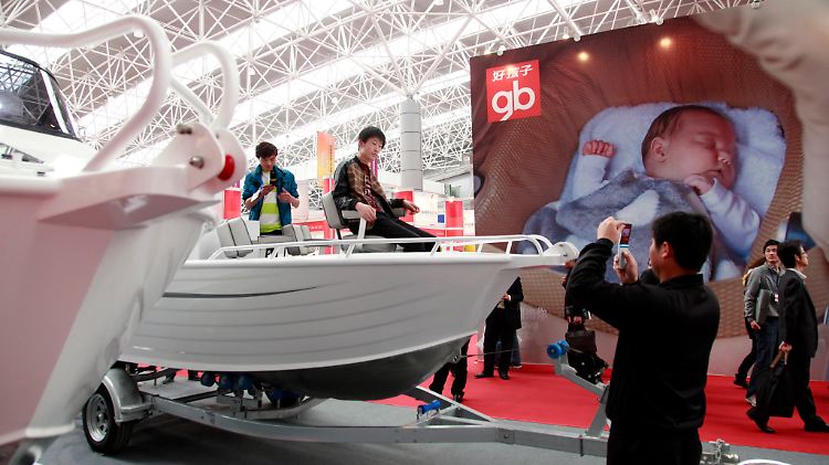 Eigentlich ist China der Export-Weltmeister, aber auch Chinesen haben Wünschen und Begierden. Hier begutachten sie die Produkte auf der Internationalen Import Ausstellung in Kunshan.