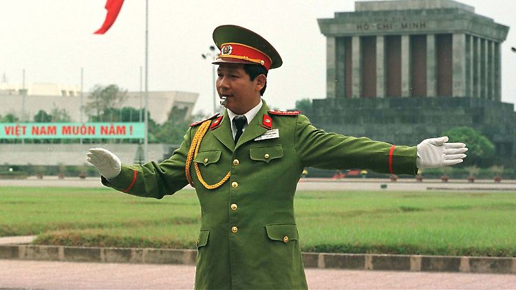Ein vietnamesischer Polizist regelt den Verkehr - ohne zu lächeln (Archivbild von 1998).