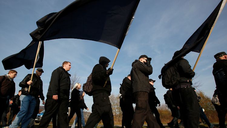 Neonazis marschieren auf.
