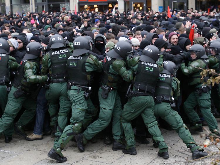 Auf viele Menschen wirkt es mitunter grotesk, wenn die Sicherheitsbehörden bei Neonazi-Aufmärschen Demonstranten abdrängen.