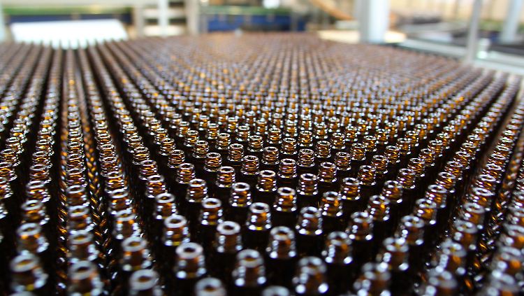 Kleine Glasflaschen wohin das Auge reicht: Der Verpackungshersteller Gerresheimer beliefert etwa die Pharma- und Kosmetikindustrie.