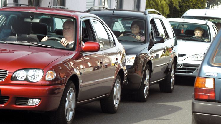 Ein immer selbstverständlicheres Bild: Die Zahl der älteren Autofahrer wächst weiter.