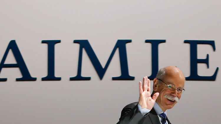 Trotz Vertragsverlängerung reißt die Kritik an Daimler-Chef Zetsche nicht ab. Offiziell wackelt sein Stuhl aber nicht.