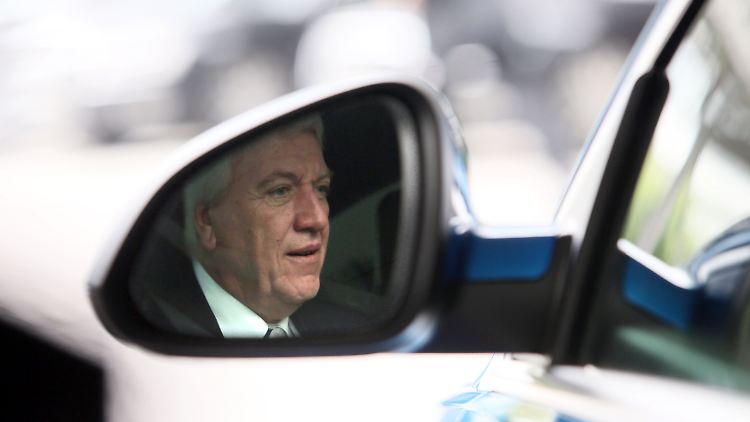 Bouffier, hier zu Besuch bei Opel, fährt einen Audi A8.