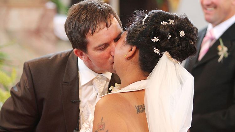 Sie dürfen die Braut jetzt küssen: Josef und Narumol sind ein Paar.