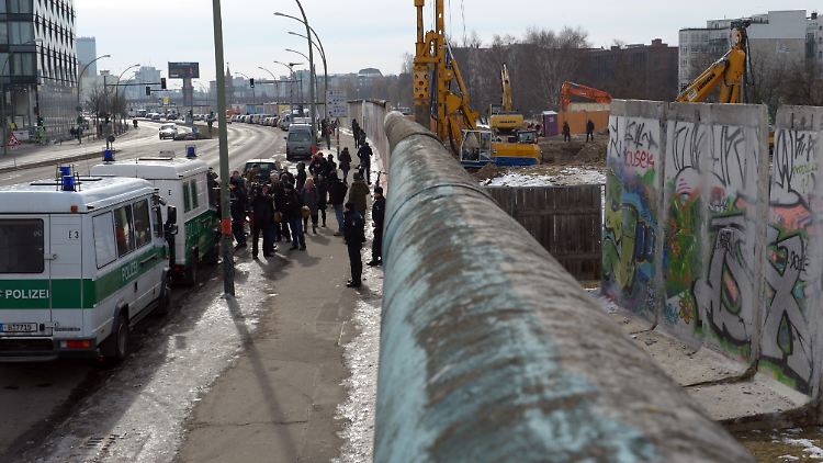 Die bunten Betonteile wurden für eine Baustellenzufahrt entfernt. Hinkel will auf dem Grundstück an der Spree ein Wohnhochhaus errichten lassen.