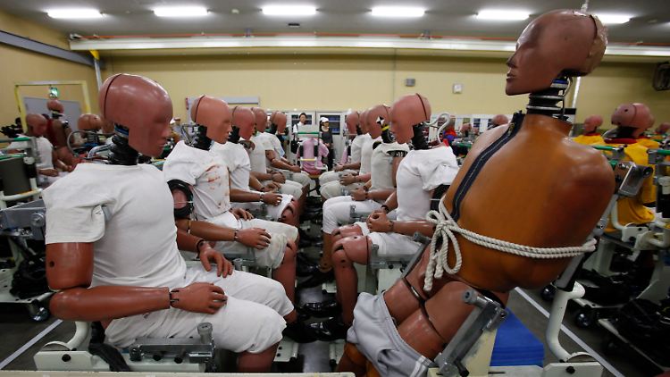 Stumme Lebensretter: Im Testzentrum von Toyota ahnen Crashtest-Dummies nichts von der Schwäche beim Treibgas.