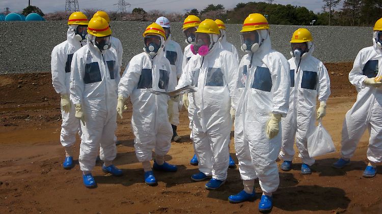 Tepco-Mitarbeiter inspizieren die havarierte Anlage in Fukushima.