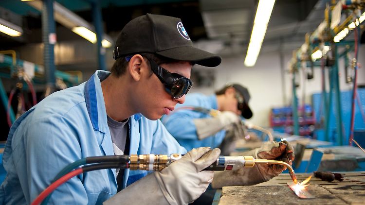 Bald ganz alleine? Ein Lehrling im Ausbildungszentrum des Autoherstellers BMW.