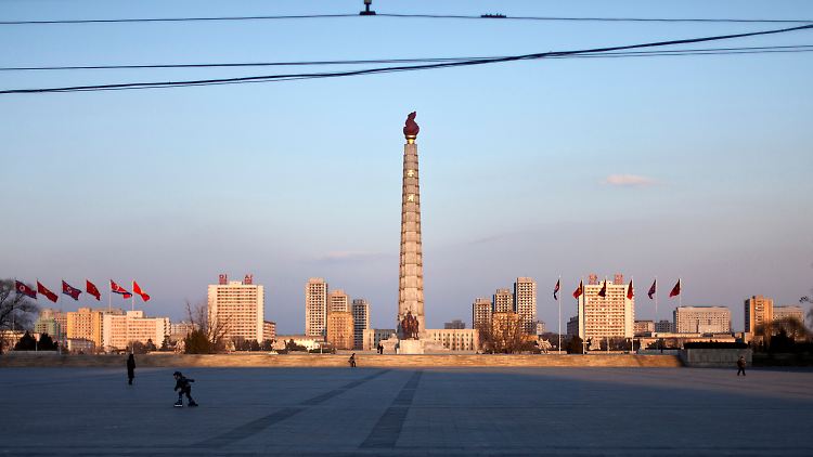 Am Juche-Denkmal in Pjöngjang.