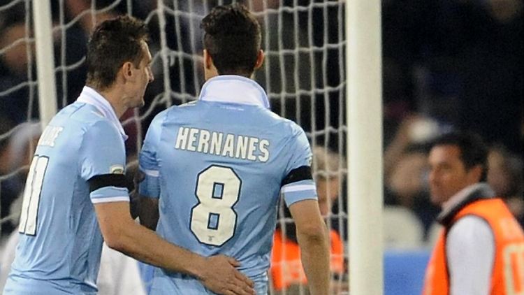 Miroslav Klose feuert seinen Kollegen Anderson Hernanes an - doch es hilft nichts.