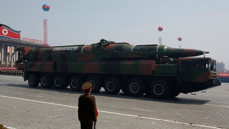 Zum 100. Geburtstag von Staatsgründer Kim Il Sung führte das Regime Nordkoreas im vergangenen Jahr eine neue Langstreckenrakete vor. Ob sie einsatzbereit ist, ist auch heute unbekannt.