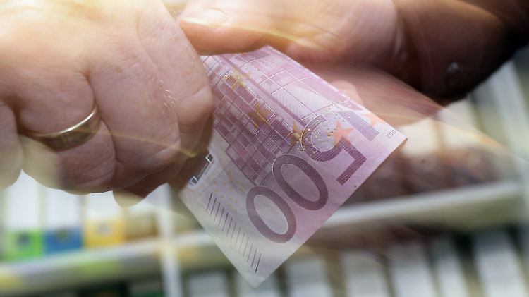 Eine Hand wäscht die andere: 500-Euro-Scheine erleichtern laut Experten kriminelle Machenschaften.