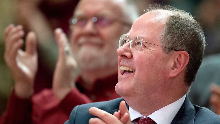 Peer Steinbrück amüsiert sich über die Drohung einer Zeitarbeitsfirma.