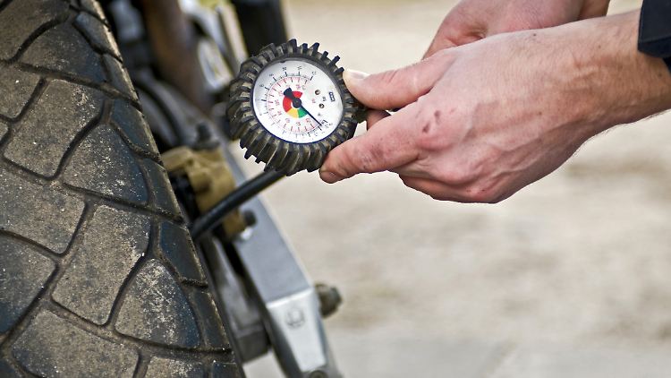 Damit der Pneu im Sozius-Betrieb nicht schlapp macht, sollten Motorradfahrer den Reifendruck erhöhen, bevor der Beifahrer mit aufsteigt.