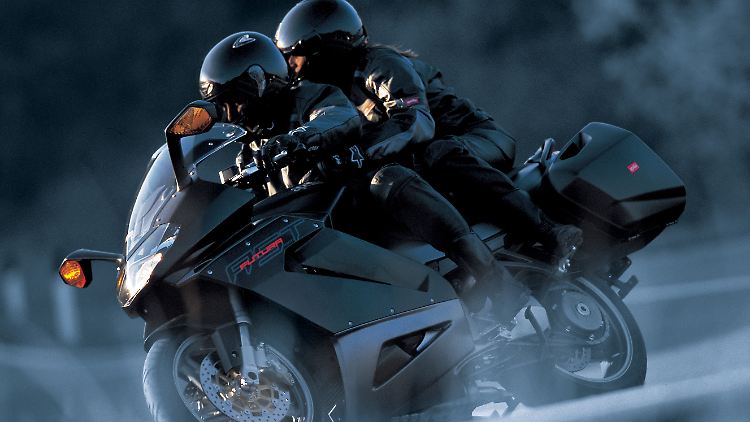 Bei Motorrad-Ausflügen zu zweit müssen Fahrer und Beifahrer perfekt aufeinander eingespielt sein - sonst wird es gefährlich.