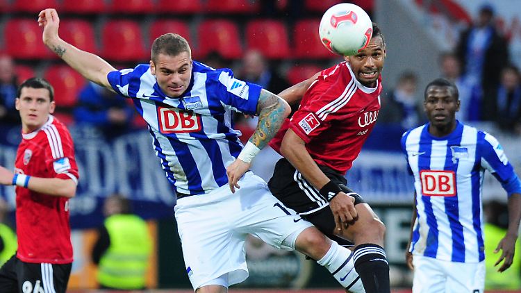 Schöner Einsatz von Berlins Pierre-Michel Lasogga (l) und Marvin Matip aus Ingolstadt.