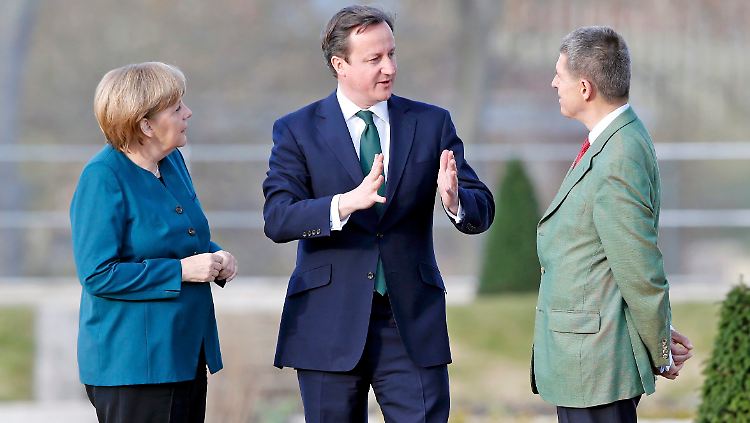 Cameron plaudert mit Merkel und Sauer im Garten von Schloss Meseberg.
