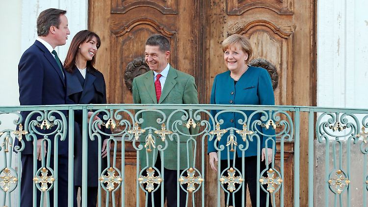 David Cameron und seine Frau Samantha sowie Angela Merkel und ihr Mann Joachim Sauer beim offiziellen Fototermin.