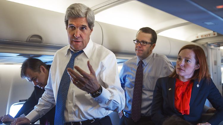 Kerry im Flieger nach Peking.