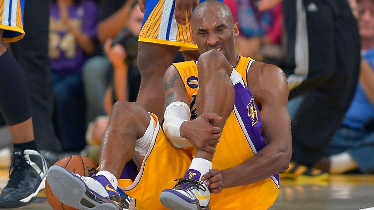 Kobe Bryant hält sich die Achillessehne. Die ist sehr wahrscheinlich gerissen.