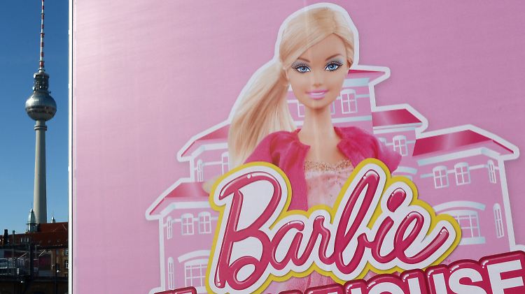 Rosa Riesenklotz: Am Berliner Alexanderplatz entsteht Barbies 2500 Quadratmeter großes Traumhaus.
