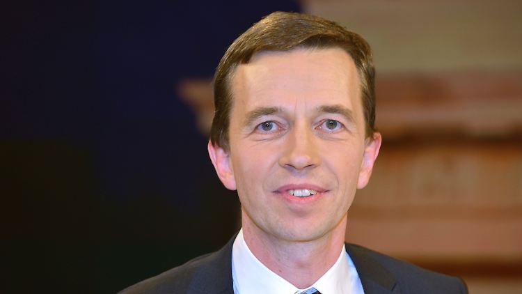 Bernd Lucke ist Wirtschaftsprofessor an der Universität Hamburg und einer der Gründer der Alternative für Deutschland. Auf dem Gründungsparteitag der AfD strebt er einen der drei Sprecherposten an.
