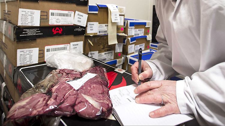 Ein niederländischer Lebensmittellkontrolleur bei der Bestandsaufnahme.