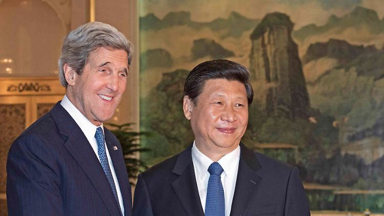 US-Außenminister John Kerry traf mit chinas Premier Xi Jinping zusammen.